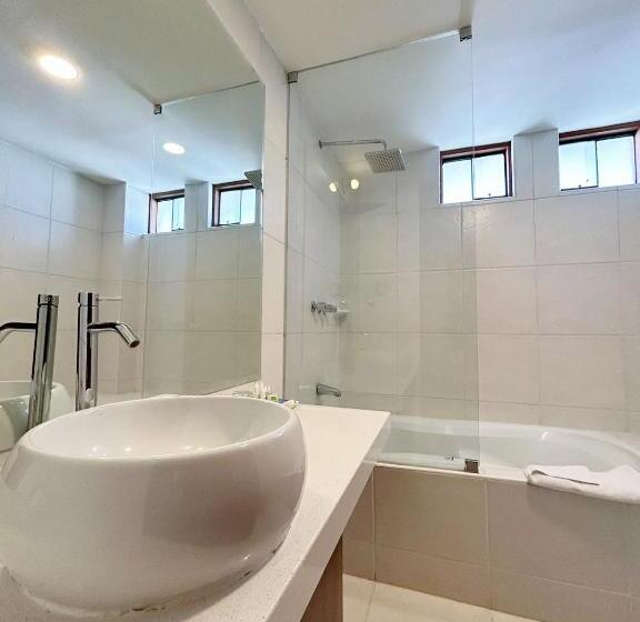 סוויטת ג'וניור, Fundador