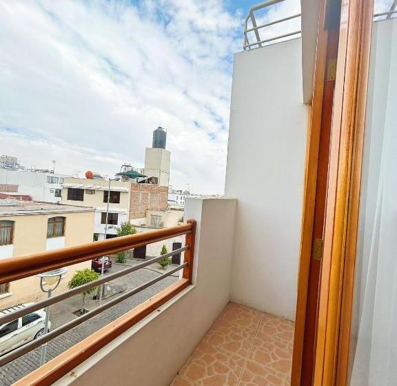 חדר סטנדרט לשלושה, Fundador