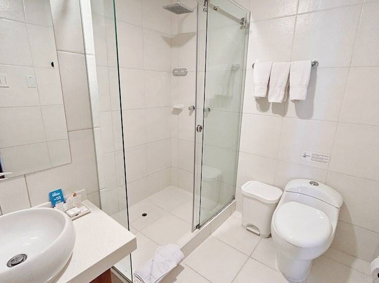 חדר סטנדרט לשלושה, Fundador