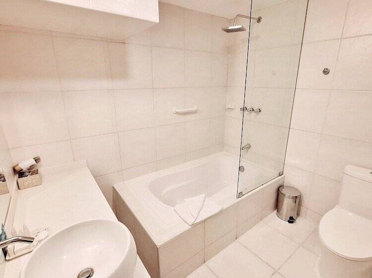 标准三人间, Fundador