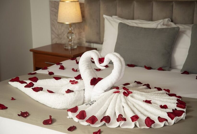 جناح جونيور, Fundador