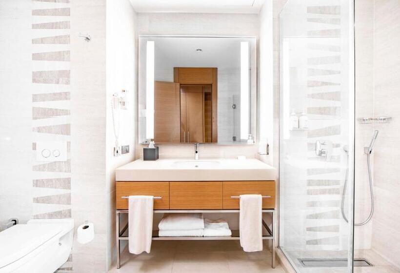 اتاق استاندارد با تخت بزرگ, Holiday Inn Baku, An Ihg