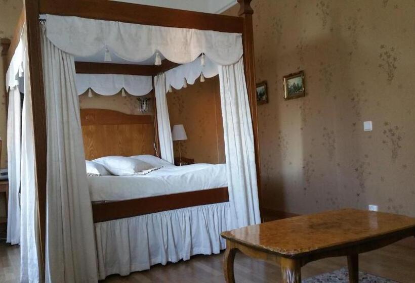 חדר סופריור, L Lacko