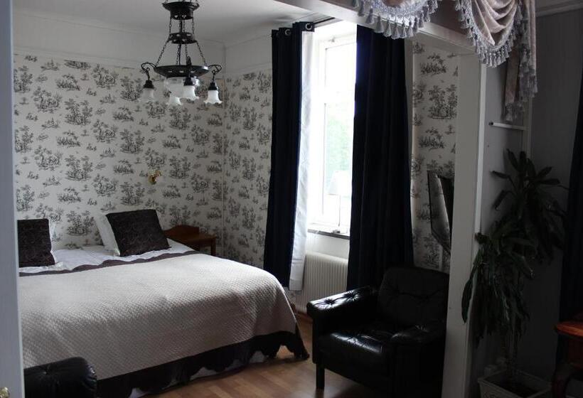 חדר קלאסי לשלושה, L Lacko