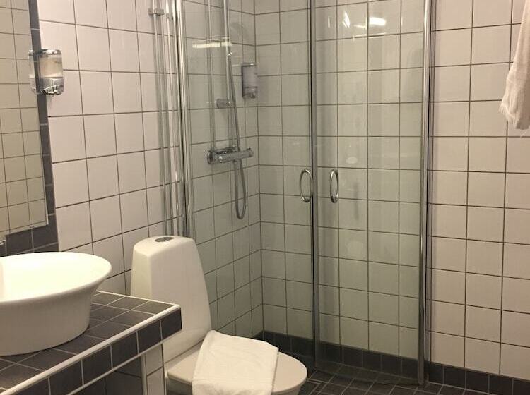 חדר סופריור יחיד, L Lacko