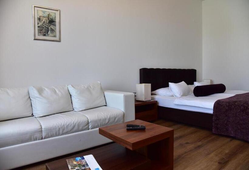 Номер Стандарт Вид на Море, Lipa