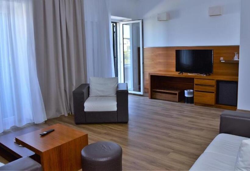 Family Suite, Lipa
