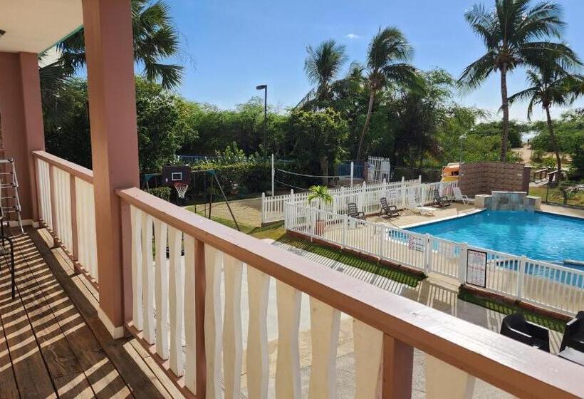 سوییت با چشمانداز استخر, Combate Beach Resort