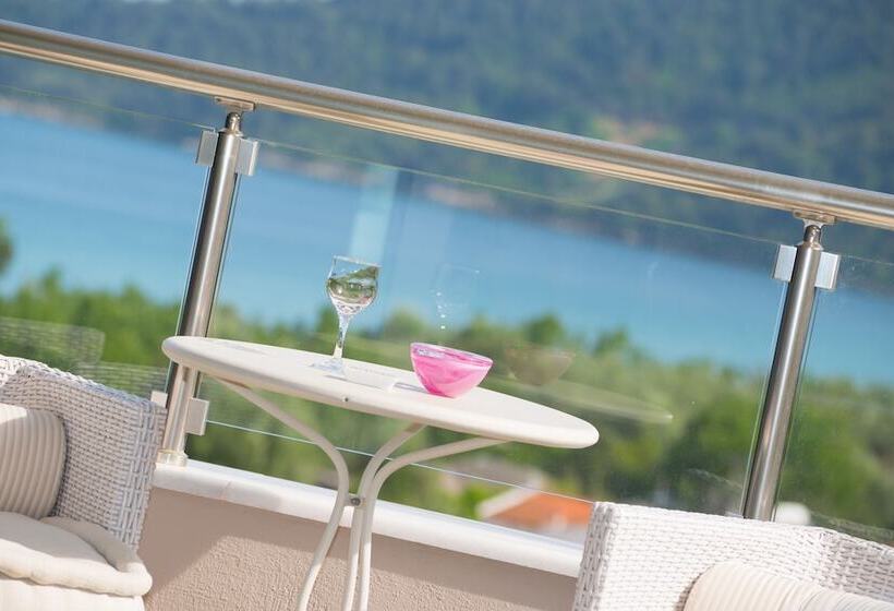 جناح جونيور مطلّ علي البحر, Mare Monte Small Boutique