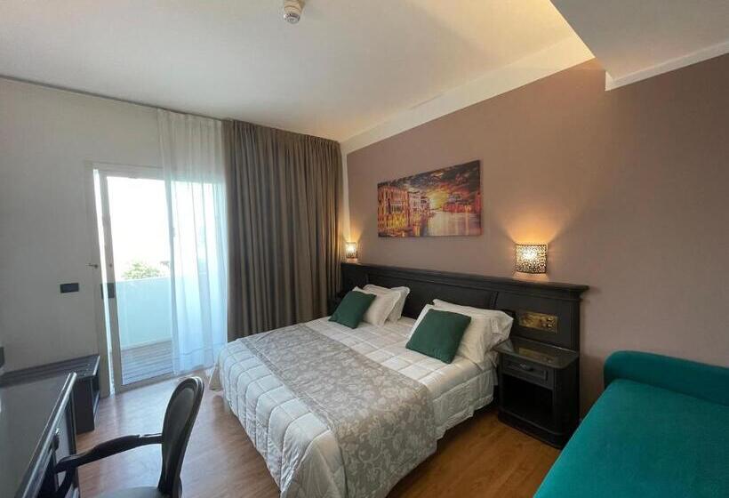 발코니가 있는 4인용 스탠다드 룸, Park Hotel Cellini