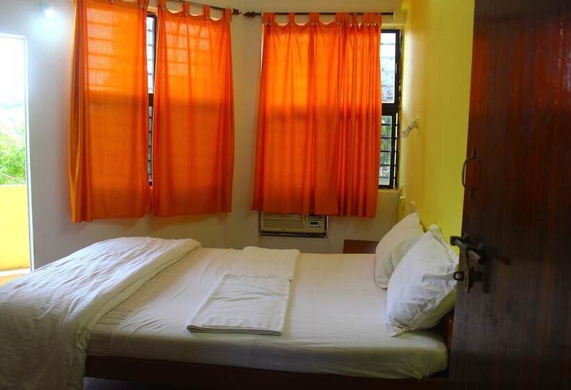 デラックスルーム, Poonam Village Resort