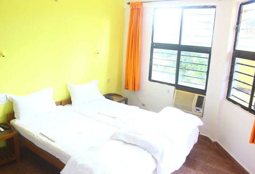 デラックスルーム, Poonam Village Resort