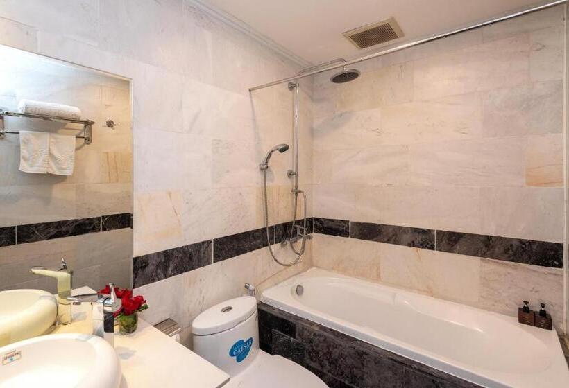 اتاق خانوادگی با چشمانداز دریا, Tarasa