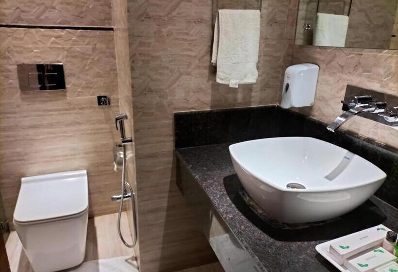 Suite Familiar, Cardinal Ambica