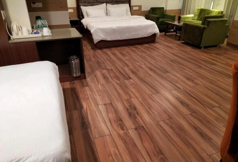 Suite Familiar, Cardinal Ambica