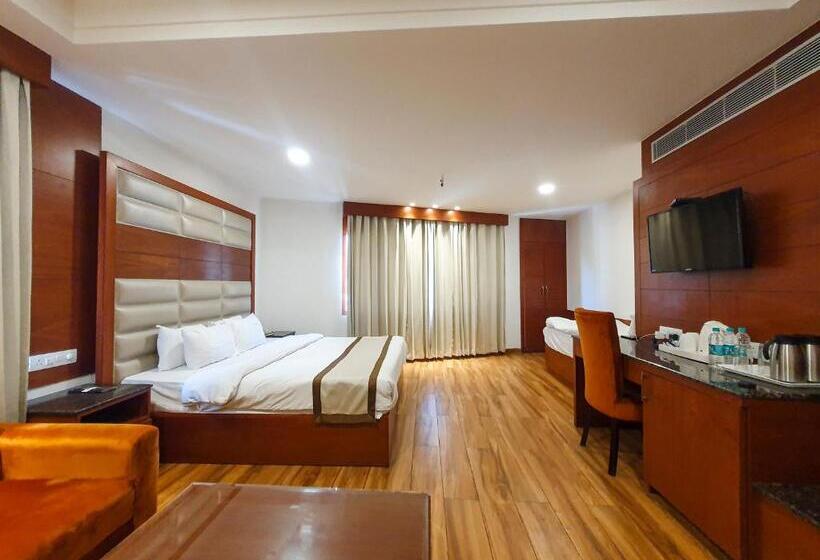 Suite Familiar, Cardinal Ambica