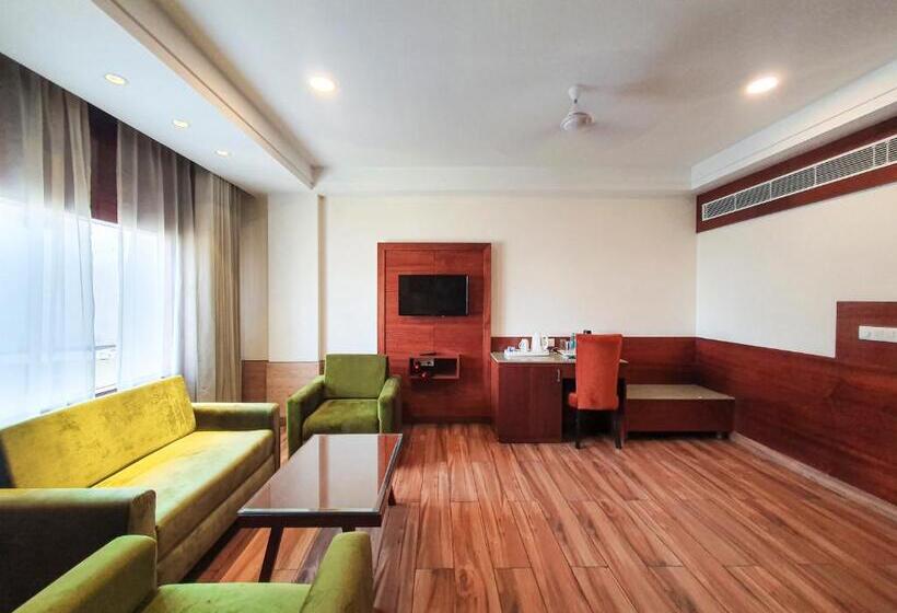 Suite Vista Jardim, Cardinal Ambica