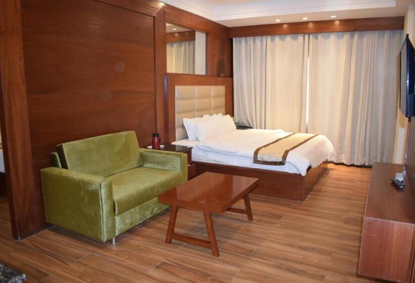 Suite Vista Jardim, Cardinal Ambica