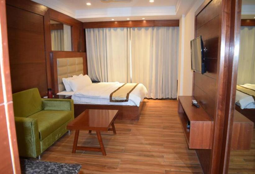 Suite Vista Jardim, Cardinal Ambica