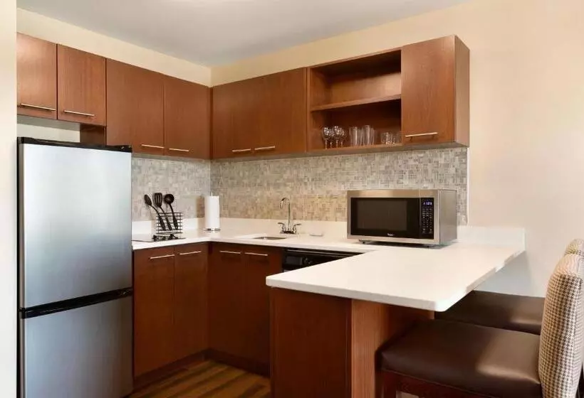 سوئیت با تخت بزرگ, Four Points By Sheraton Fargo Medical Center