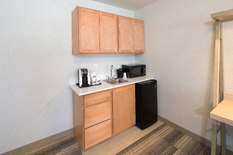 מיטת קינג בסוויטה, Holiday Inn Express & Suites Port Huron, An Ihg