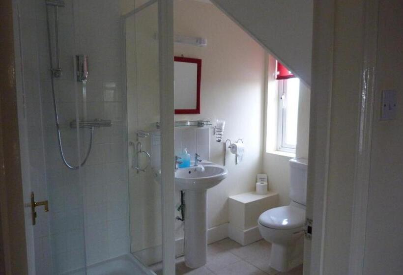 غرفة عائلية, Railway Inn