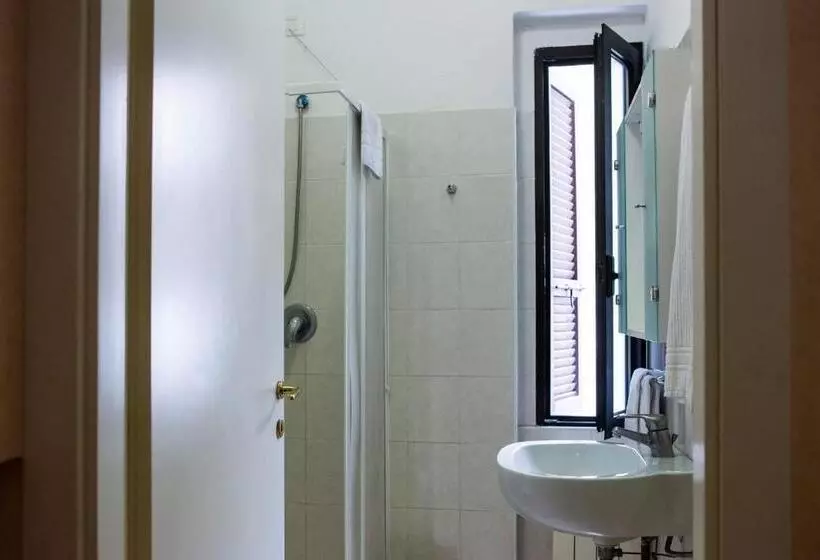 اتاق استاندارد سه نفره, Astor