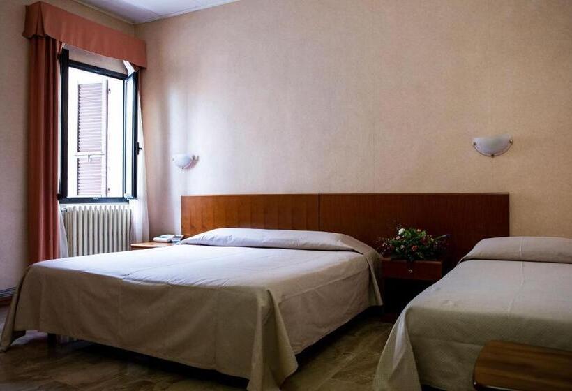 חדר סטנדרט לשלושה, Astor