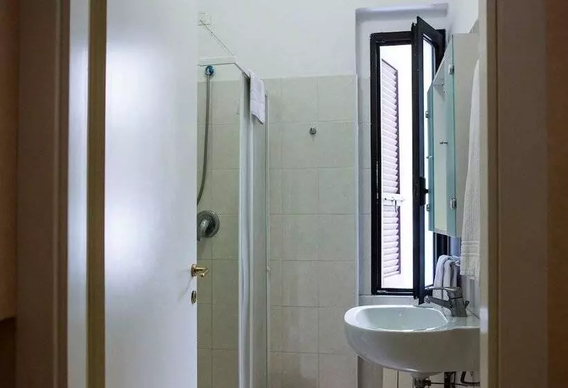 اتاق استاندارد سه نفره, Astor