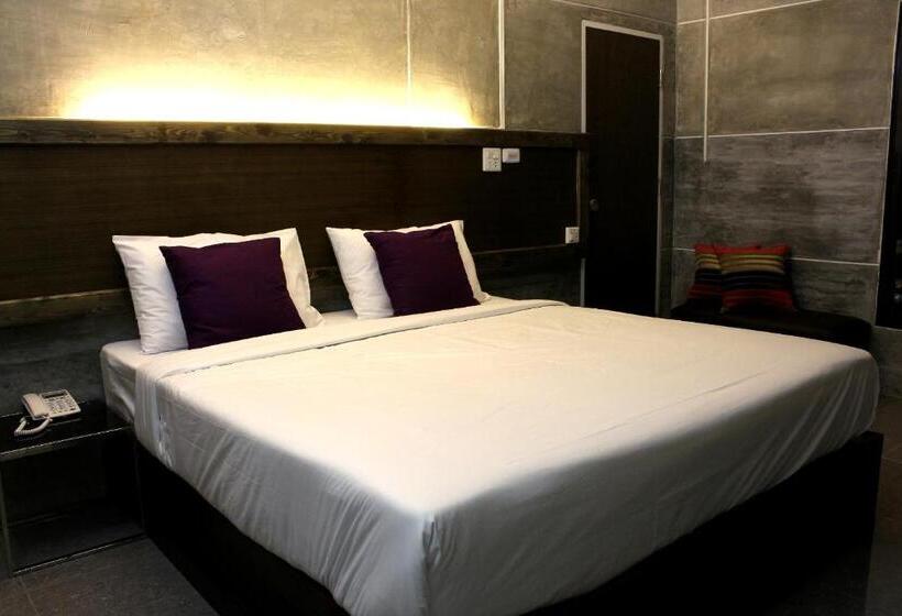 اتاق سوپریور سه تخته, Bangkok 68