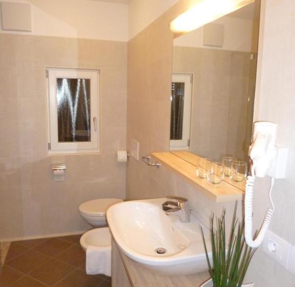 חדר קומפורט, Mair