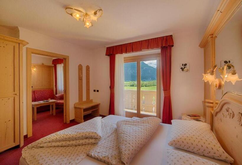 חדר משפחתי, Mair