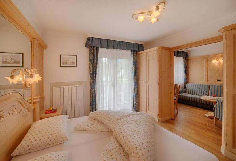 חדר משפחתי, Mair