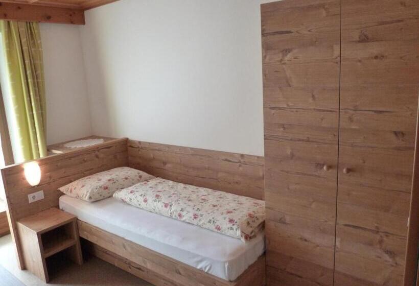 חדר סטנדרט יחיד, Mair