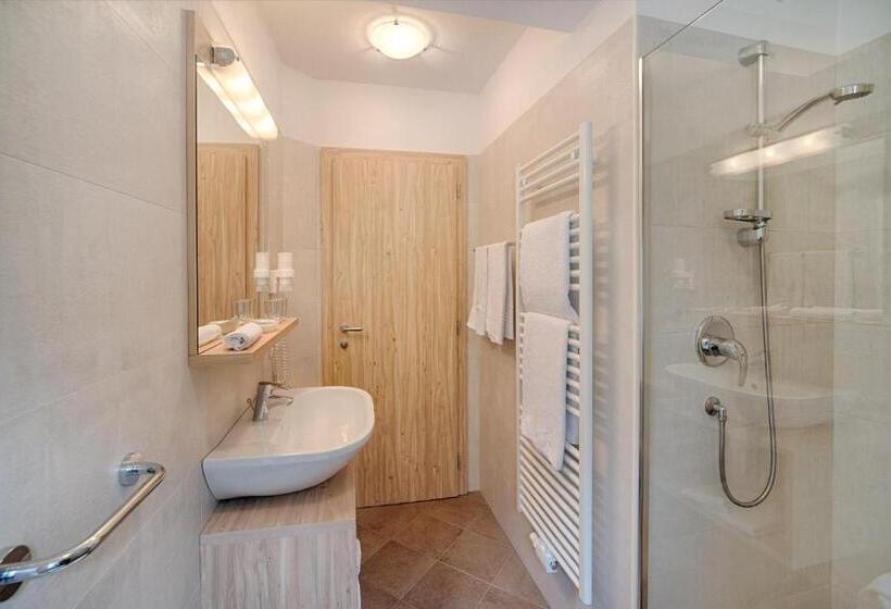 חדר קומפורט, Mair