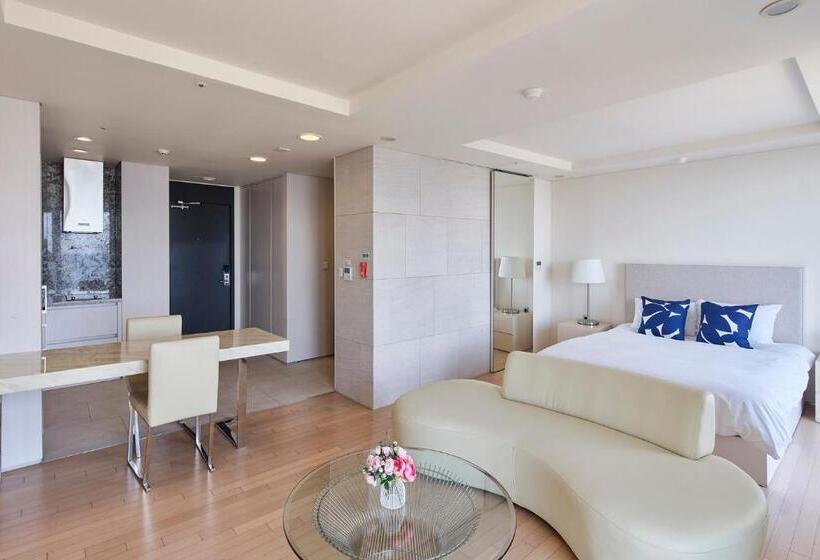 スタンダードルーム, The Island Blue