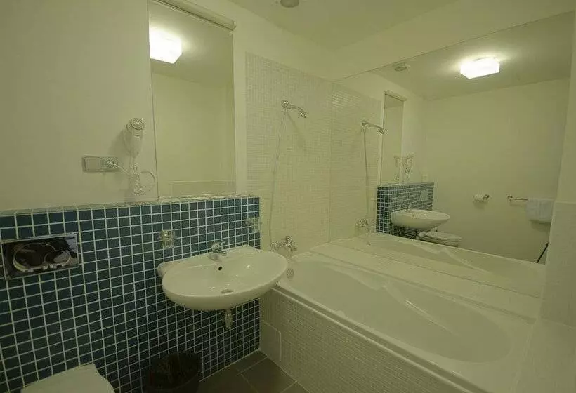Standard Kolmen Hengen Huone, Wenceslas Square Hotel Czech Leading Hotels