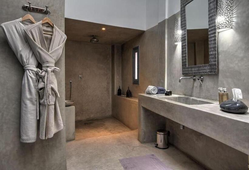 سوییت, Riad Awa