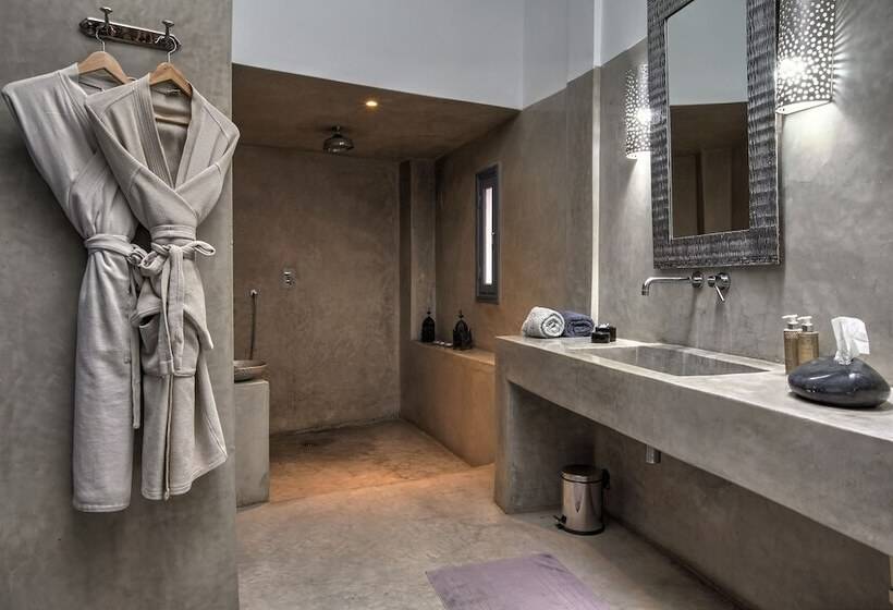 سوییت, Riad Awa