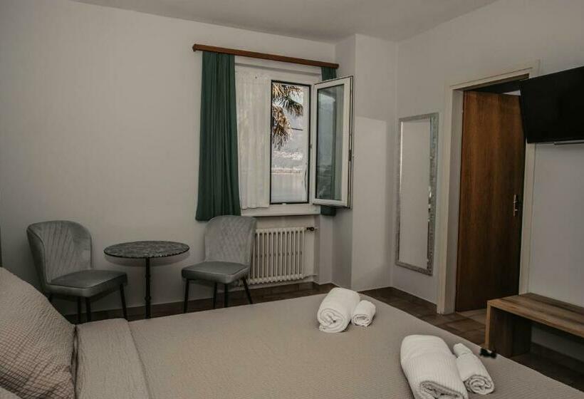 חדר סטנדרט נוף לאגם, Albergo Ristorante Al Portico