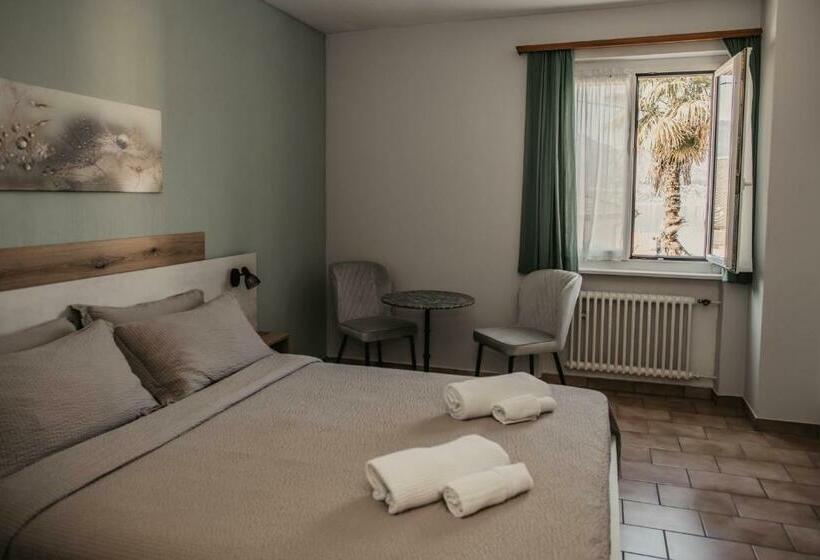Номер Стандарт Вид на Озеро, Albergo Ristorante Al Portico