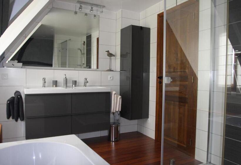 חדר דלוקס, La Main Ouverte