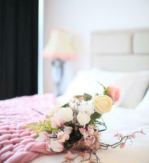 اتاق لوکس با بالکن, Otakhebi