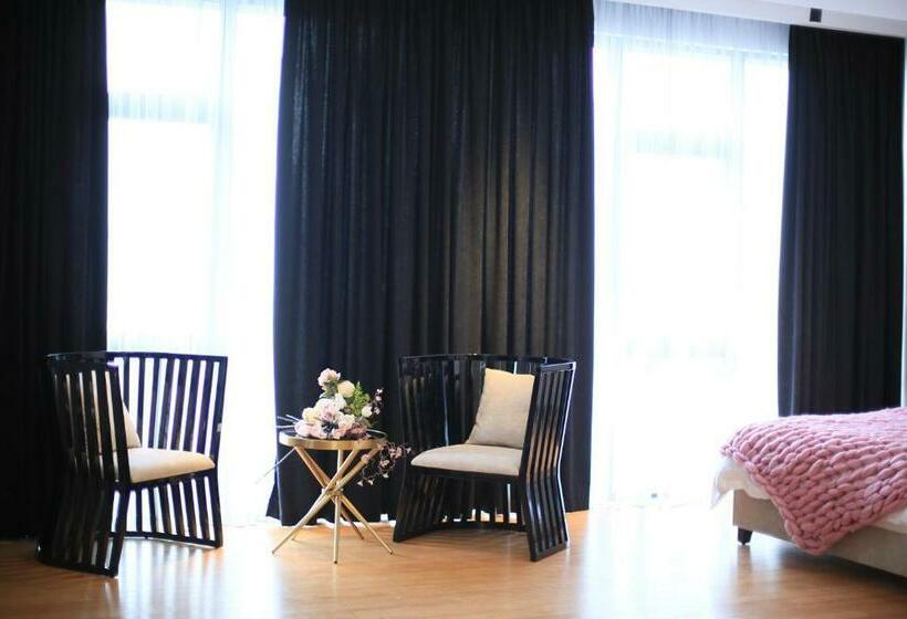 اتاق لوکس با بالکن, Otakhebi