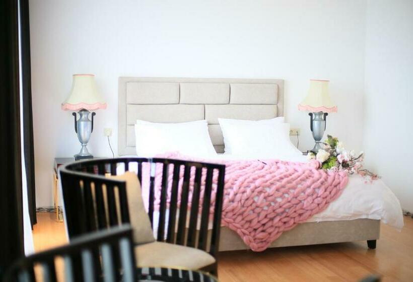 اتاق لوکس با بالکن, Otakhebi