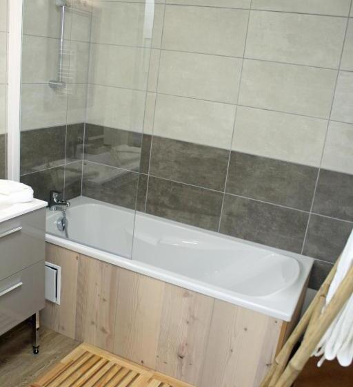 חדר סופריור לארבעה, Angèle & Auguste