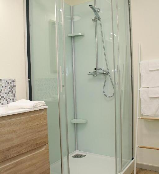 חדר דלוקס לשלושה, Angèle & Auguste