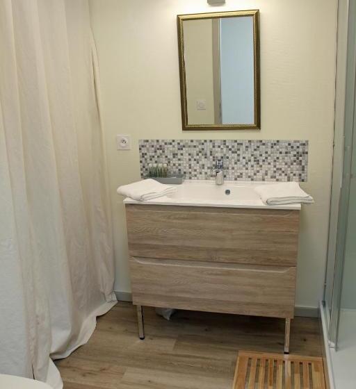 חדר דלוקס לשלושה, Angèle & Auguste