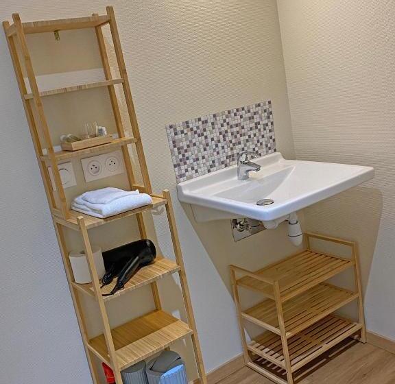 דירת חדר בקומת קרקע, Angèle & Auguste