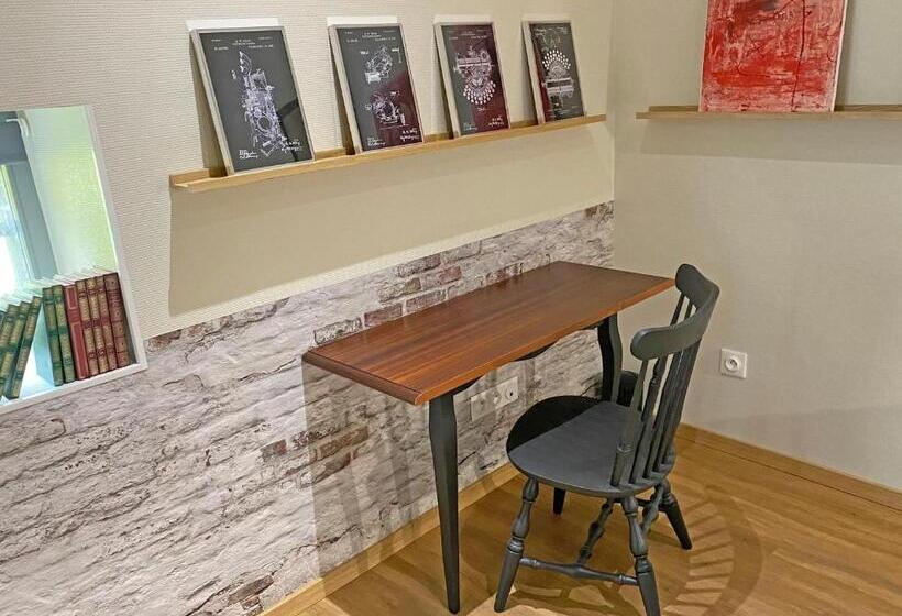 דירת חדר בקומת קרקע, Angèle & Auguste